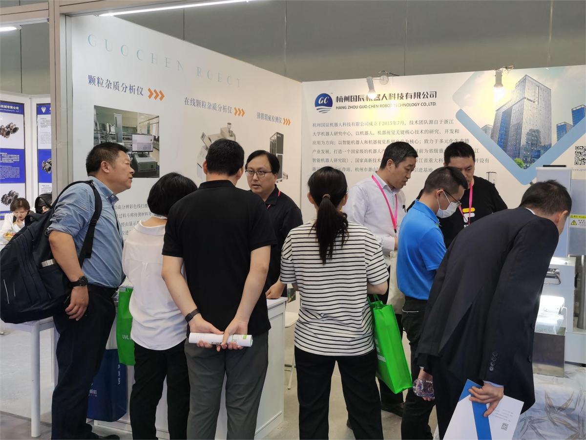 國辰展位上，到訪客戶圍觀、了解產品